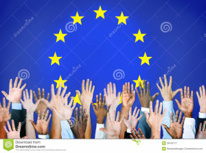 diverse-mani-con-la-bandiera-di-unione-europea-39120117